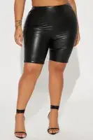 On The Daily Faux Leather Biker Short(Black,S)